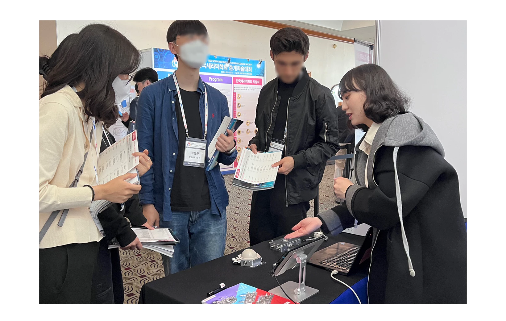 Employees explaining MPS and people listening at the 2023 Spring Meeting of the Korean Ceramic Society