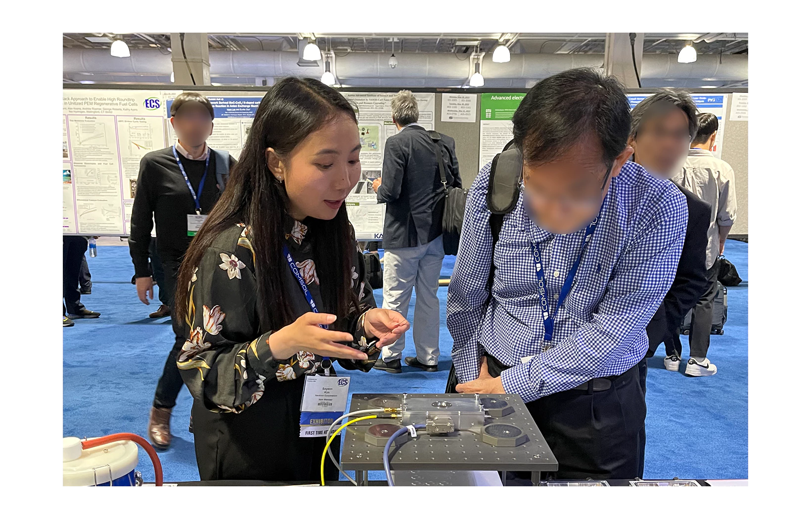 Employee explaining to interested customers about MPS at 2023 ECS w SOFC